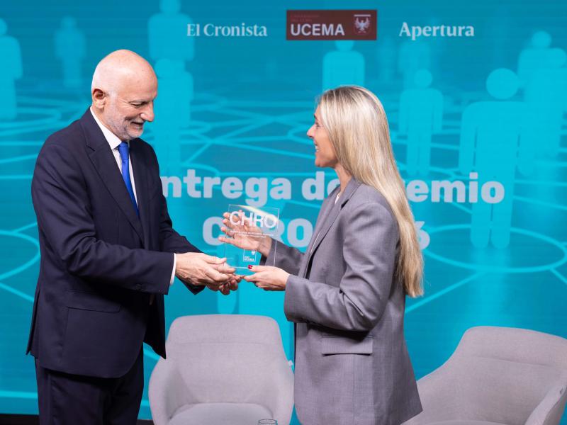 Antonio Marín entrega el premio a Florencia Tiscornia