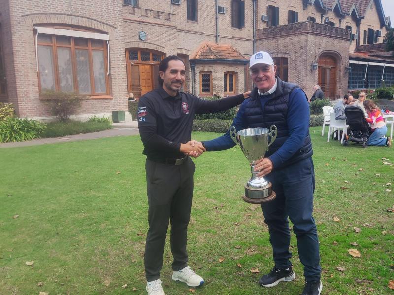Santiago Tarasido recibe la copa